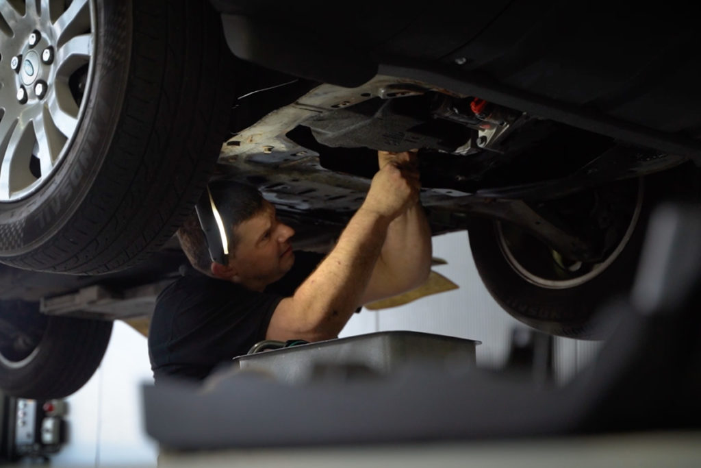 Auto monteur van Vakgarage Auto Nol