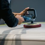 Aanbrengen van lakverzegeling op een auto